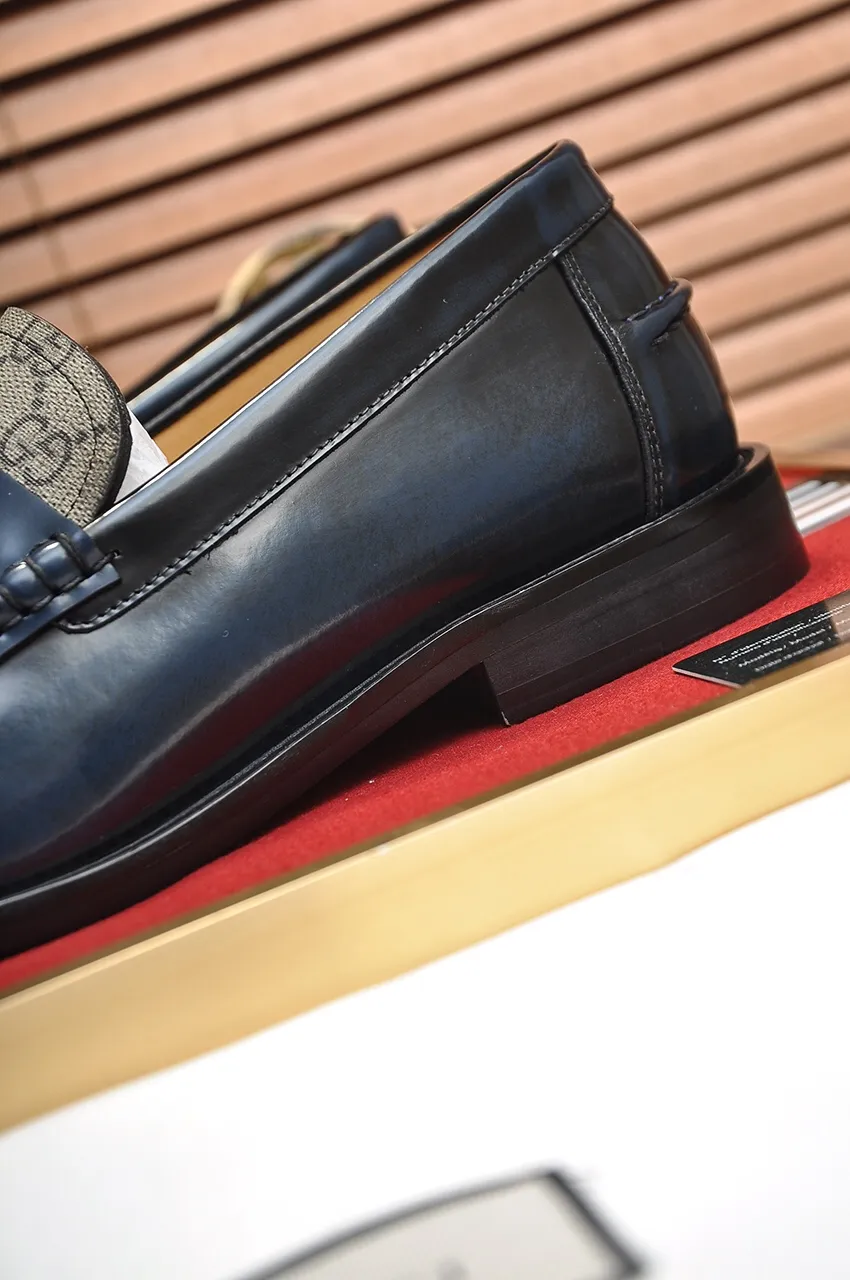 Men's shoes💰560💶Italy's top luxury men's shoe giant (GUCCI) (Gucci) (full cowhide lining) new arrival🍃Original European style🔰 Pleasant to the eye😍In order to make the shoes more durable and non-deformable🌀The production continues to follow traditional methods but there is still no lack of innovation💪Choose original sheepskin for the leather♻️ Smooth and natural And extra bright ⭐Made of imported cowhide, the first choice of rich people 38-45 (45 customized)